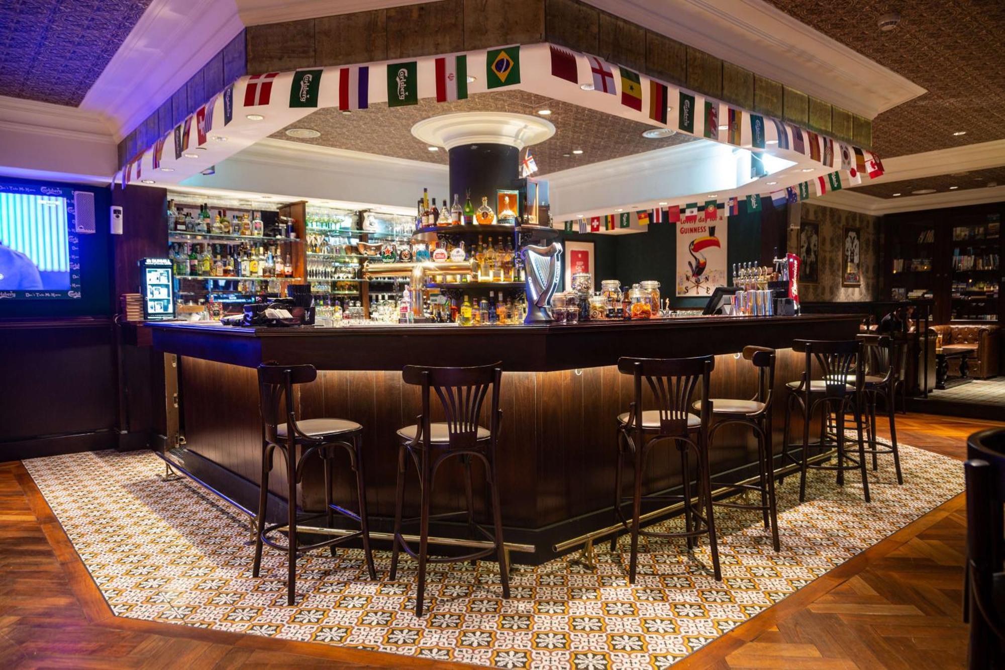 迪拜v希尔顿格芮酒店 外观 照片 The bar at the hotel